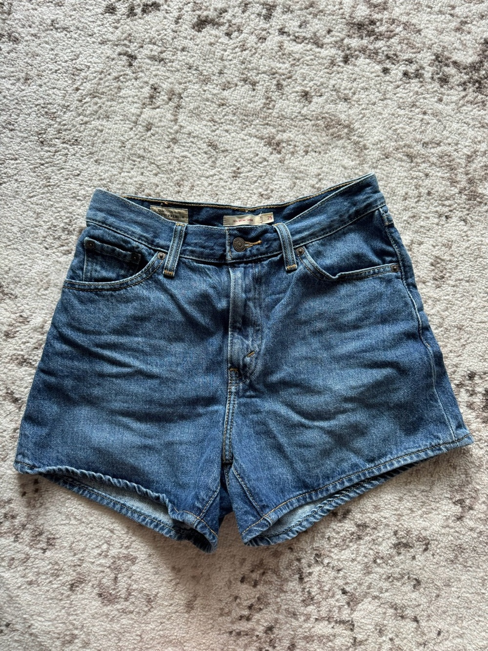 Levi’s - Picture 3 of 5